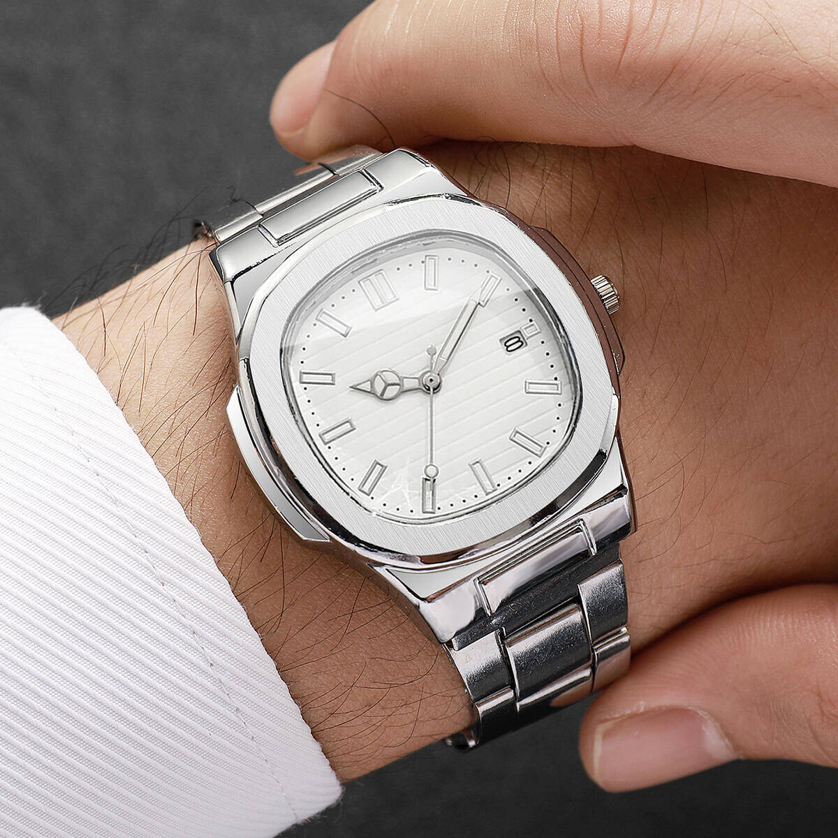 ساعات رجالية عصرية من فاشون سك - مراجعة Patek Philippe Watch Nautilus وسعره