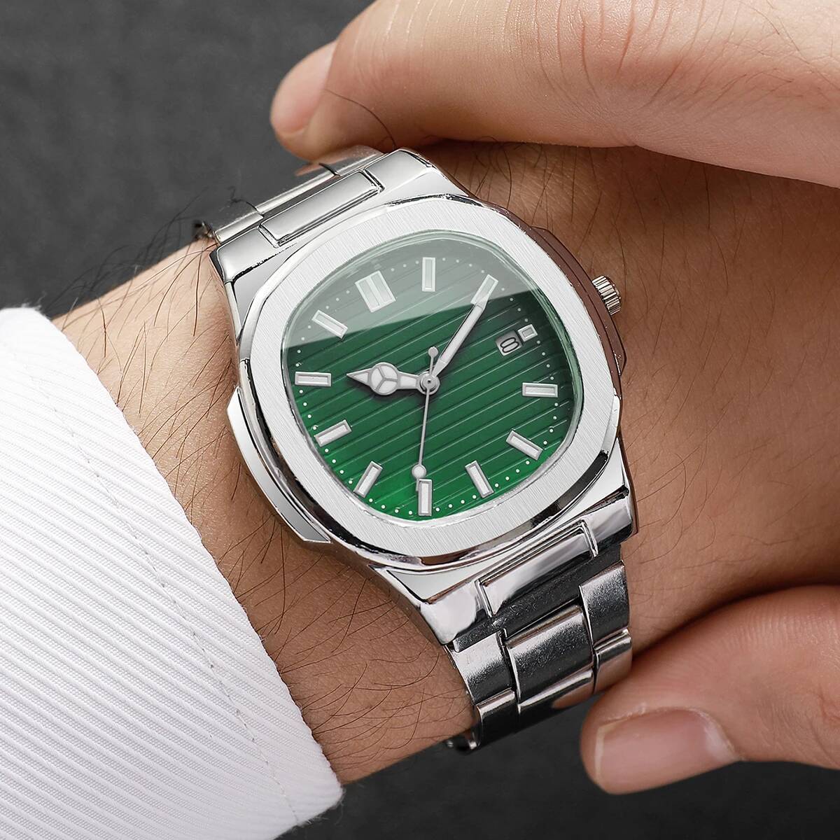 ساعات رجالية عصرية من فاشون سك - مراجعة Patek Philippe Watch Nautilus وسعره